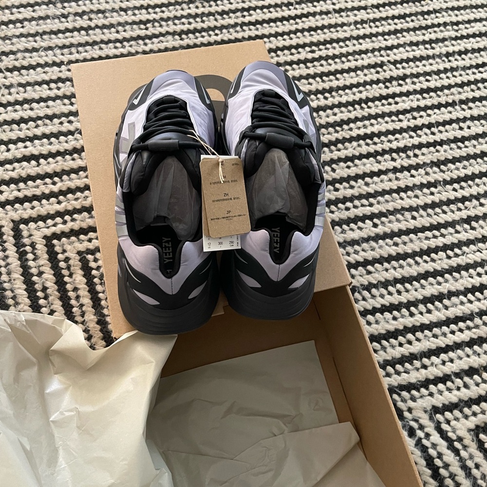Yeezy Boots 700 - Picture 4 of 6